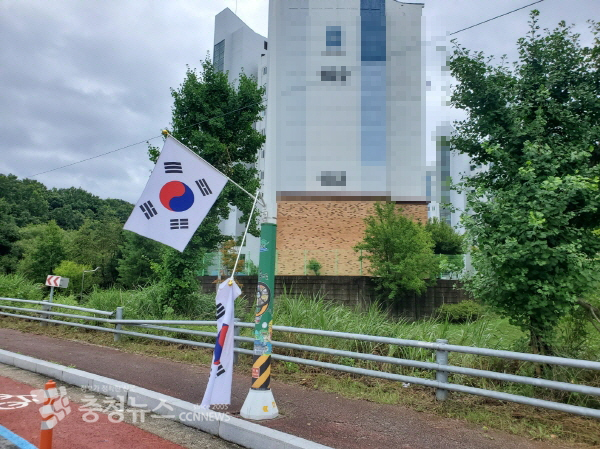 계룡대 인근 도로에 걸린 태극기 꺾인 채 방치된 모습