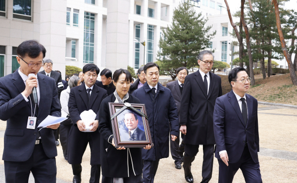 대전시는 28일 오전 시청 남문 앞에서 고(故) 홍선기 前 대전시장(향년 89세)의 노제를 엄수했다.