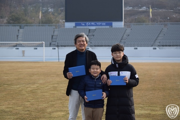 연간회원권 가족단위 구매자 1호 탄생(왼쪽부터 허창균님,허재윤군, 허재형군)