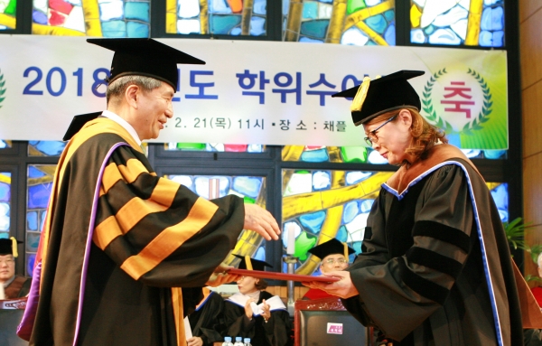 목원대학교 2018학년도 학위수여식에서 권혁대 총장(왼쪽)이 학위를 수여하고 있다.