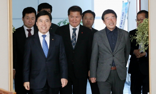 전국 4개 광역시 동구청장 및 관계자들이 간담회장에 들어서고 있다. (