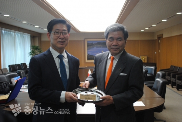 21일 일본 구마모토현청을 방문한 양승조 충남도지사가 가바시마 이쿠오 현지사에게 기념 선물을 전달받고 있다.