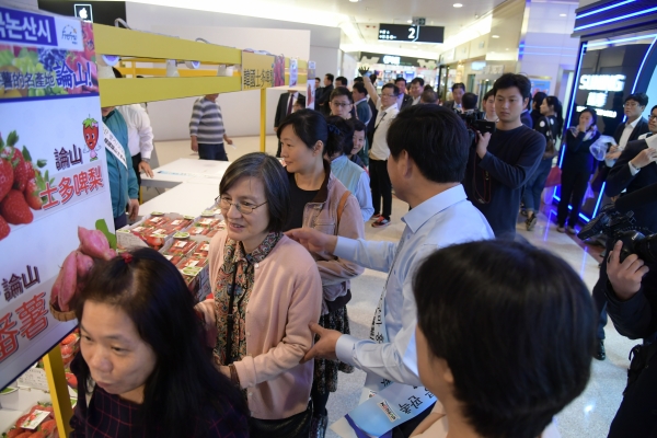 논산시 우수농산물 홍보 판촉행사 - 황명선 논산시장이 홍콩현지에서 딸기와 고구마 홍보 판촉행사와 시식행사를 벌이고 있다