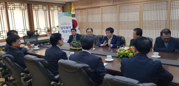 업무교류협약에 서명하는 모습(왼쪽부터 이원묵 총장, 황명선 시장, 이경배 회장 순).