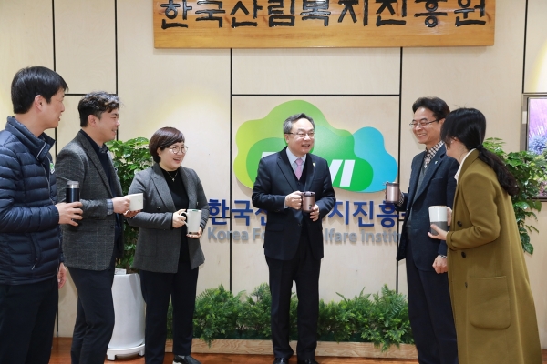 윤영균(가운데) 한국산림복지진흥원장이 22 대전 서구 둔산동 사무처에서 임직원들과 '플라스틱 프리 챌린지'에 참여하고 있다.