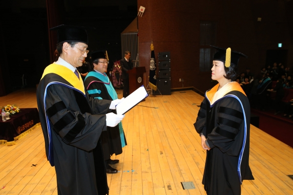 각 단과대학별 지정장소에서 학위수여식 거행 (수상자 시상 모습)