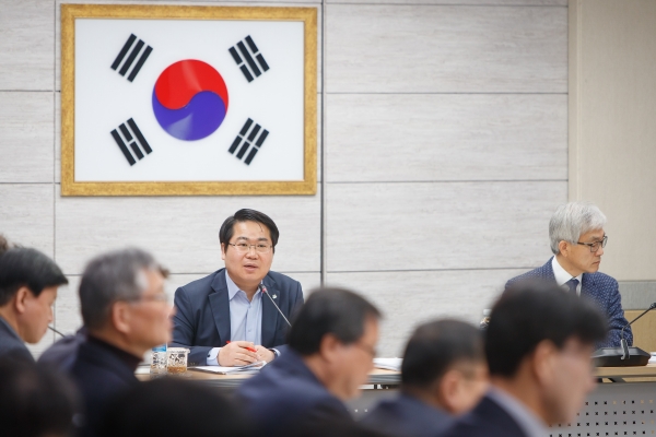 간부회의를 주재 중인 오세현 시장