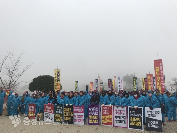 충남 태안군 학암포 어촌계 등 5개 단체 주민 200여명은 25일 충남도청에서 태안화력발전소 회처리장 증고를 반대하는 집회를 개최했다.