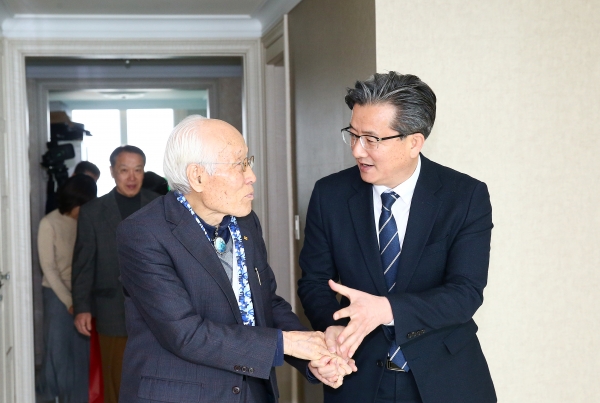 25일 정용래 유성구청장이 제100주년 3.1절을 맞아 유성구에 거주하는 정완진 애국지사를 방문