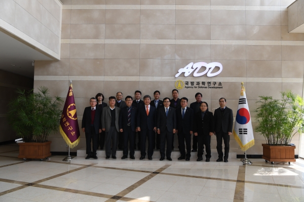 철도공단 전만경 부이사장(앞줄 왼쪽에서 5번째) 및 직원들과 국방과학연구소 강태원 부소장(앞줄 왼쪽에서 4번째) 및 직원들이 연구협력을 위한 MOU를 체결하고 기념촬영을 했다