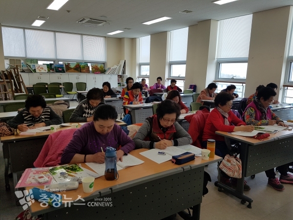 세종평생교육학습관 제1회 초등학력인정 문해교육과정 어르신들이 학업에 매진하고 있다.