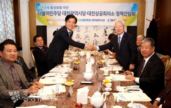 조승래 민주당 대전시당위원장(좌)과 정성욱 대전상공회의소 회장(우)가 악수를 하고 있다.