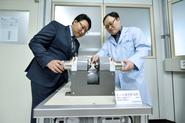 (좌로부터) 알앤디웨어 엄태운 대표, KBSI 박승영 박사