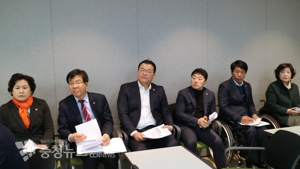 기자회견에 참석한 문복위 위원들