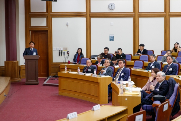 ‘맑은 하늘을 보며 깨끗한 공기를 마시고 싶은 우리 모두의 소망’이라는 주제로 아산시의 환경정책에 대해 프리젠테이션하는 오세현 아산시장