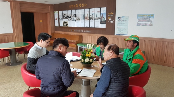 동구 자율방재단과 전문가가 가오동 CGV와 가양교회 안전점검을 실시하고 있다