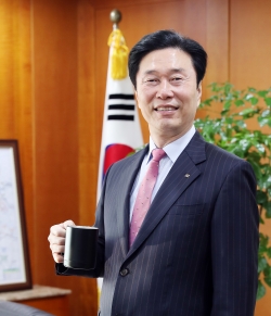 김상균 이사장 일회용품 대신 머그컵을 사용해 플라스틱 프리 챌린지에 동참