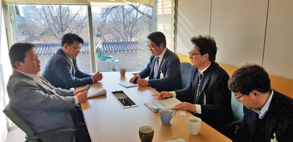 창가 좌측 복기왕 정무비서관(前 아산시장), 우측 오세현 아산시장/ 오세현 아산시장은 복기왕 정부비서관에게 아산시 주요현안사업과 국비확보사업에 대해 설명하고 관심과 지원 요청