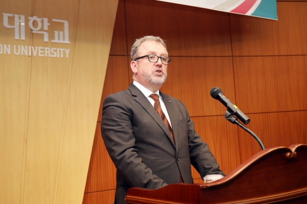 독일연방정부 베른트 파브리티우스 특무장관의 특강 모습