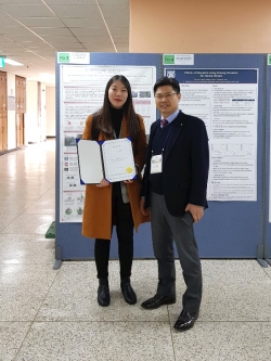 김의연 학생(도시공학과 3학년, 사진좌측)이 ‘제10회 대한교통학회 장학생 에세이 선발대회’에서 장려상을 수상하고, 김명수 지도교수(사진우측)와 기념촬영