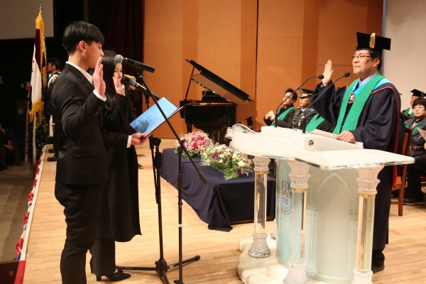 2019학년도 새내기 마중식에서 신입생 대표가 이덕훈 총장에게 선서를 하고 있다.