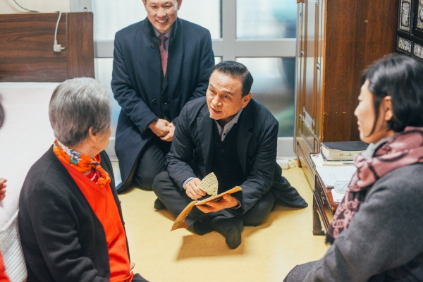 지난해 연말을 맞아 구본영 천안시장이 독거노인을 방문해 노인의 안부를 물으며 온정을 나눴다