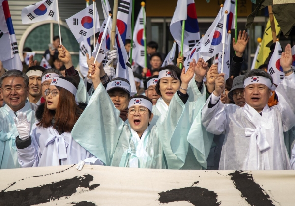 28일 회덕역 주변에서 열린 3.1운동 100주년 기념 회덕역 3·1만세운동 재현 행사에 참석한 박정현 대덕구청장(가운데)이 참석주민들과 함께 대한독립만세를 외치고 있다