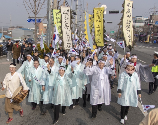 28일 열린 3.1운동 100주년 기념 회덕역 3·1만세운동 재현 행사에 참석한 박정현 대덕구청장(가운데)이 만세운동행렬을 이끌며 참석주민들과 함께 가두행진을 하고 있다