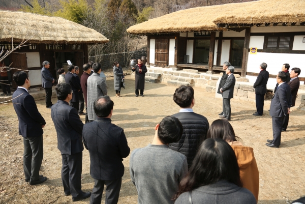 한남대 이덕훈 총장을 비롯해 학생 대표, 교직원들이 단재 신채호 선생의 생가를 둘러보고 있다