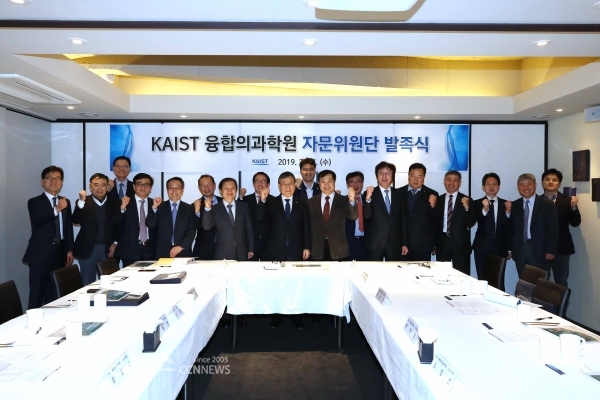 신성철 KAIST 총장과 임영혁 삼성서울병원 연구부원장 등 ‘KAIST 융합의과학원’자문위원들이 27일 오후 발족식 행사를 마친 후 기념촬영을 하고 있다.