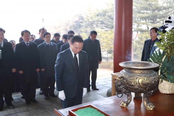 구본영 천안시장과 간부공무원 120여명이 유관순 열사 추모각 찾아 참배
