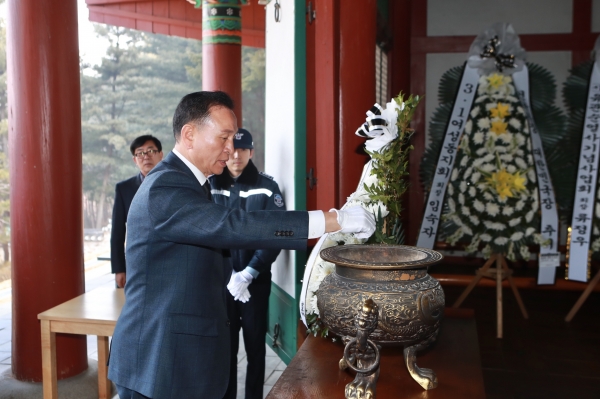 구본영 천안시장이 우리 고장의 대표 독립운동가 유관순 열사의 영정 앞에서 분향