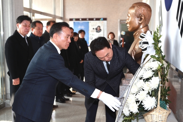 삼일절 100주년을 맞아 구본영 천안시장과 시청 간부 공무원들이 석오 이동녕 선생 기념관을 찾아 헌화를 하고 있다