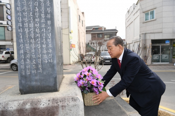 황선봉 군수가 윤봉길 열사비에 무궁화를 헌화하고 있다.