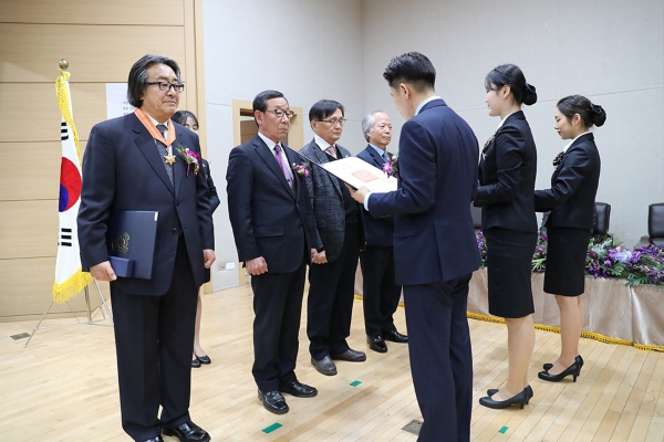 지난 28일 열린 국립 한밭대학교 2018학년도 하반기 교수 정년퇴임식에서 최병욱 총장이 퇴임하는 교수들에게 대통령 훈장 전달