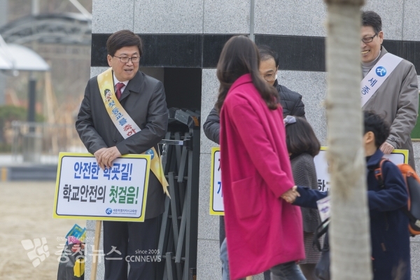 최교진 세종시교육감(왼쪽)이 첫 등교하는 학생을 맞이하고 있다.
