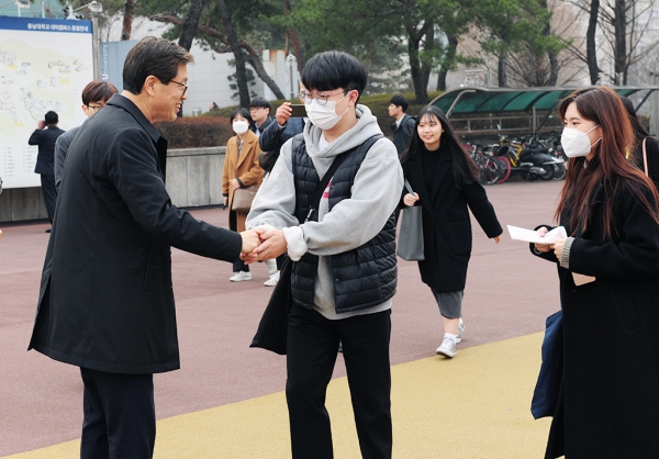 오덕성 총장 등 신입생(재학생) 첫 등굣길 환영 이벤트