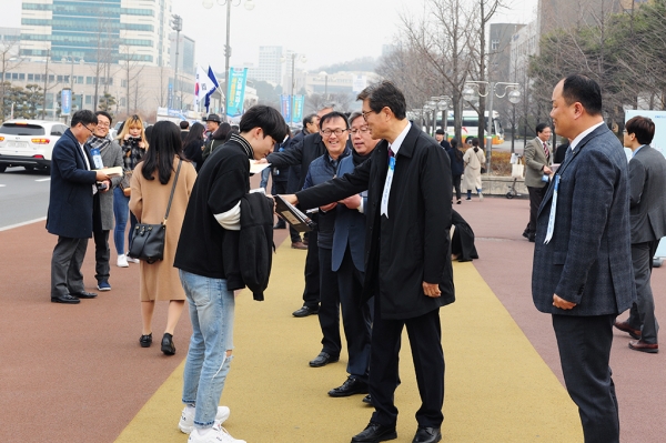 오덕성 총장 등 신입생(재학생) 첫 등굣길 환영 이벤트