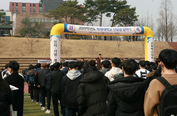 신입생들이 권혁대 총장의 환영사를 경청하고 있다.