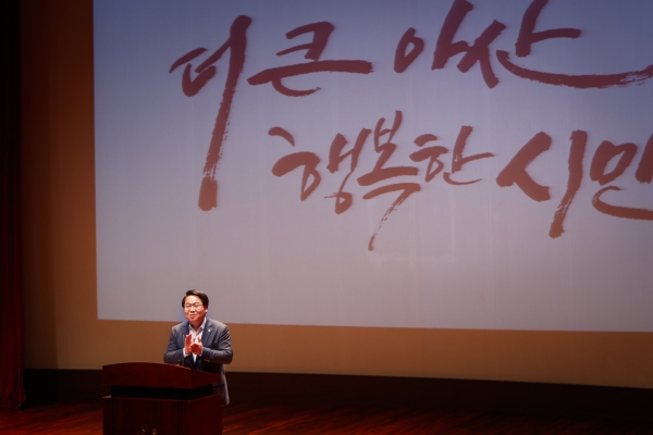 ​3월 월례모임에서 직원들 앞에서 인사말하는 오세현 아산시장​