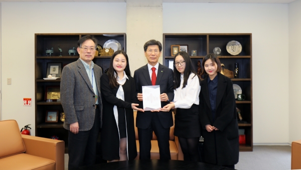 왼쪽부터 이인철 학장, 구지연 학생, 이종서 총장, 조민재, 차윤희 학생이 기념촬영을 하고 있다.