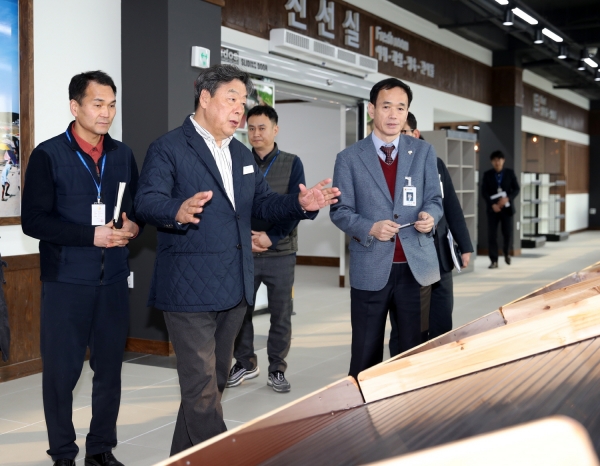 ‘태안 농수산물 장터(태안 도로역)를 방문한 가세로 군수 모습