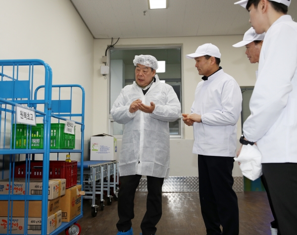 ‘학교급식지원센터’를 방문한 가세로 군수 모습.