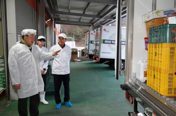 ‘학교급식지원센터’를 방문한 가세로 군수 모습