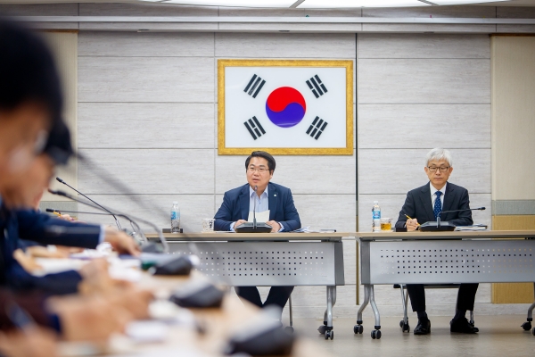 3월 확대간부회의를 주재하고 있는 오세현 아산시장