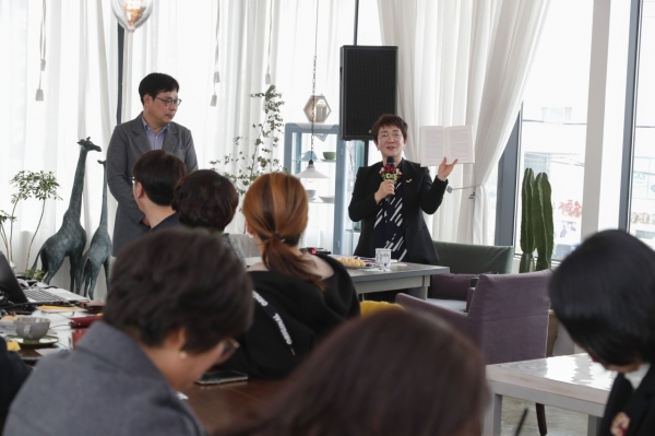 박정현 대덕구청장이 '학부모와 함께하는 미래공감 토크콘서트' 진행 모습