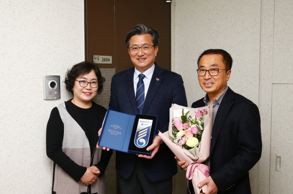 5일 오후 정용래 유성구청장(가운데)이 노은3동에 거주하는 독립유공자 후손 김영우 씨(오른쪽) 자택을 방문해 독립유공자의 집 명패 달기에 앞서 기념촬영