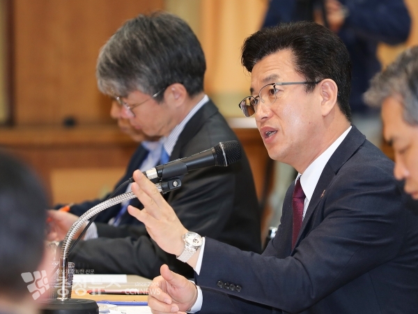 허태정 대전시장이 5일 열린 확대간부회의에서 발언하고 있다.