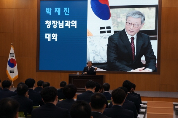 충남농협 임직원들과 질의응답식으로 현장소통 하는 박재진 충남지방           경찰청장