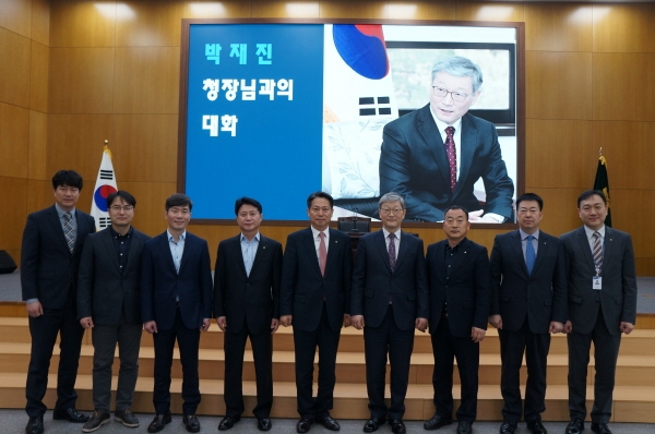 박재진 충남경찰청장과 조소행 농협중앙회 충남지역본부장, 조두식 NH            농협은행 충남영업본부장, 류병관 농협노조충남세종지역위원장 등 충남농            협 임직원들과 함께 현장소통 기념촬영